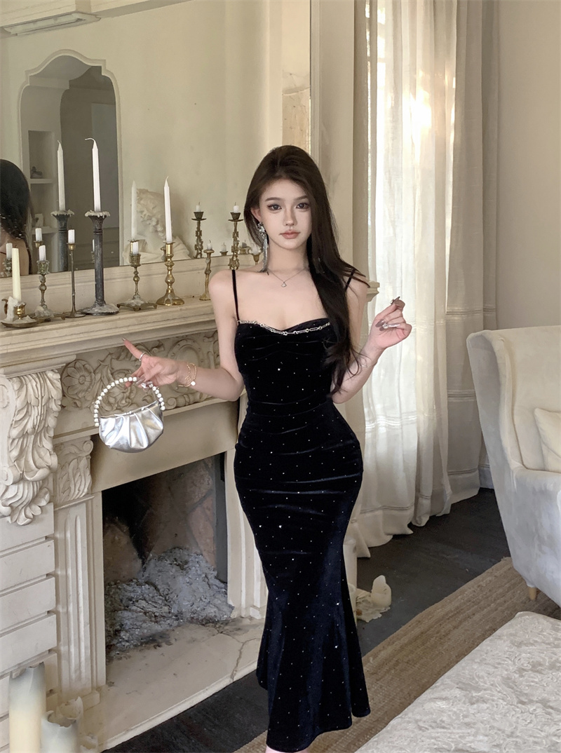 Real shot of heavy industry chain hot diamond black suspender dress pleated waist bag hip fishtail skirt long skirt