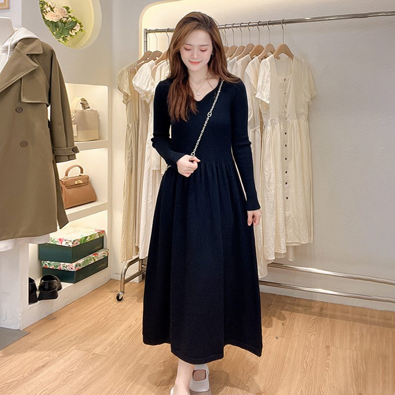 High-end inner knitted dress for women in autumn and winter new style small bottoming black sweater long skirt