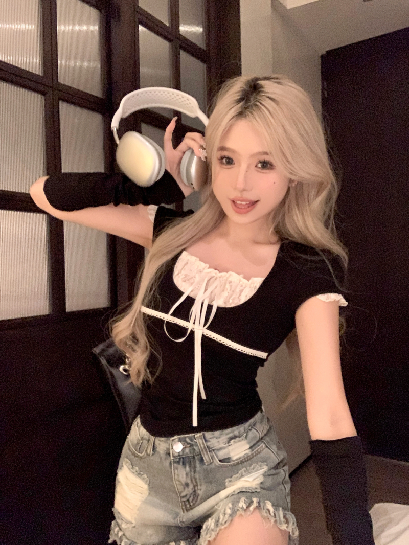Actual shot of sexy doll-like black slim lace slim T-shirt design with U-neck short sleeves for summer