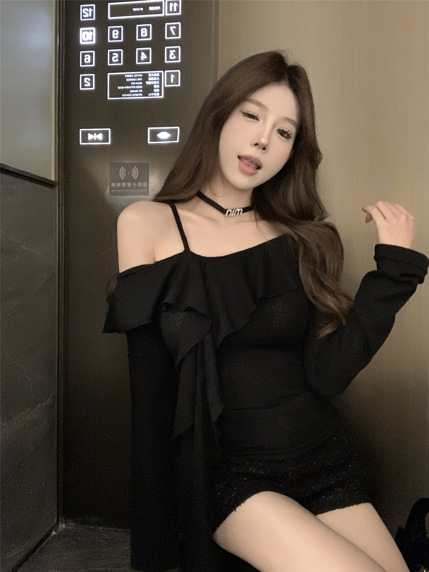 Actual shot ~ New ruffled sloping collar halter top with slimming design and black long sleeves