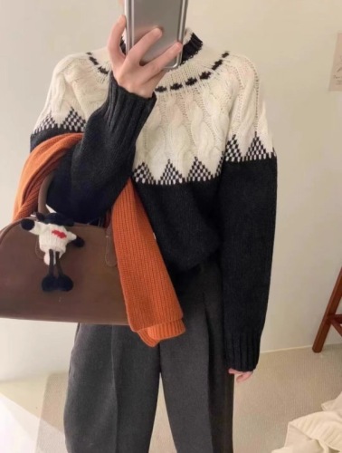 High quality ready stock 2024 winter new style twist contrasting color round neck pullover sweater for women thickened warm color block knitted
