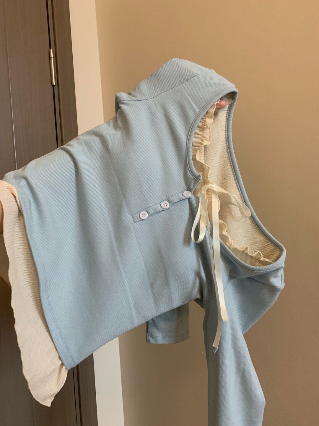 Unique and unique inner bottoming shirt for women 2024 spring new style warm with chest pad, slim fit and high-end top