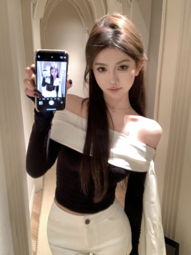 Actual shot of Ms. Han’s pure desire satin ribbon one-shoulder slim long-sleeved top and bottoming shirt