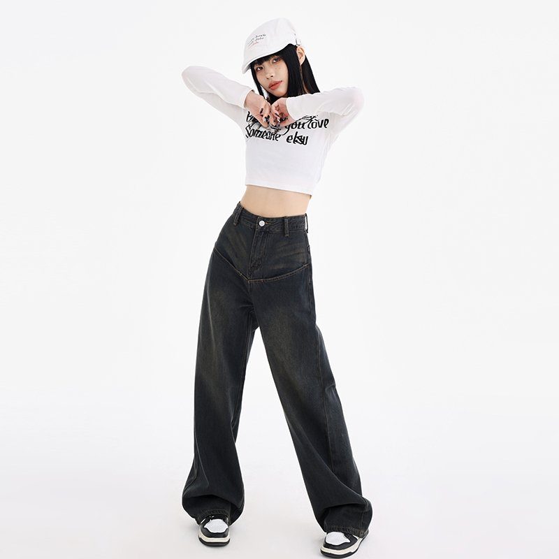 Real shot of high-waisted straight jeans for women 2024 spring and summer design, loose and slim, floor-length wide-leg trousers for small people