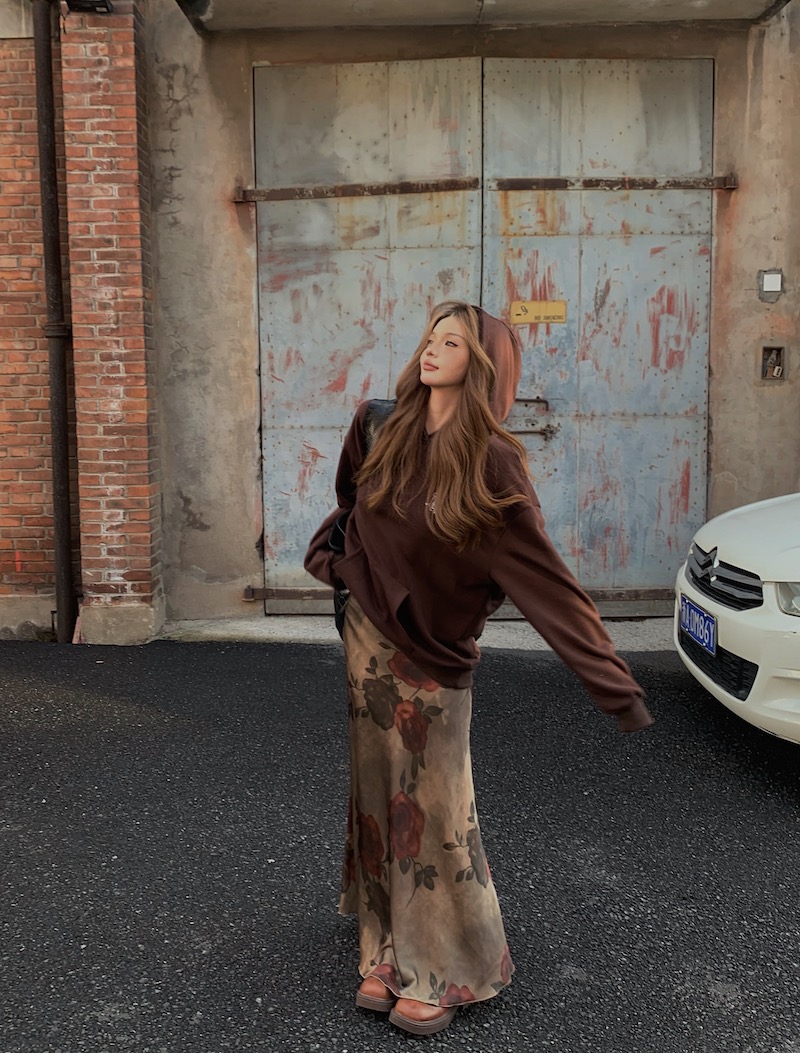 Actual shot of Korean style loose casual graffiti printed long-sleeved hooded sweatshirt + designer suspender rose skirt