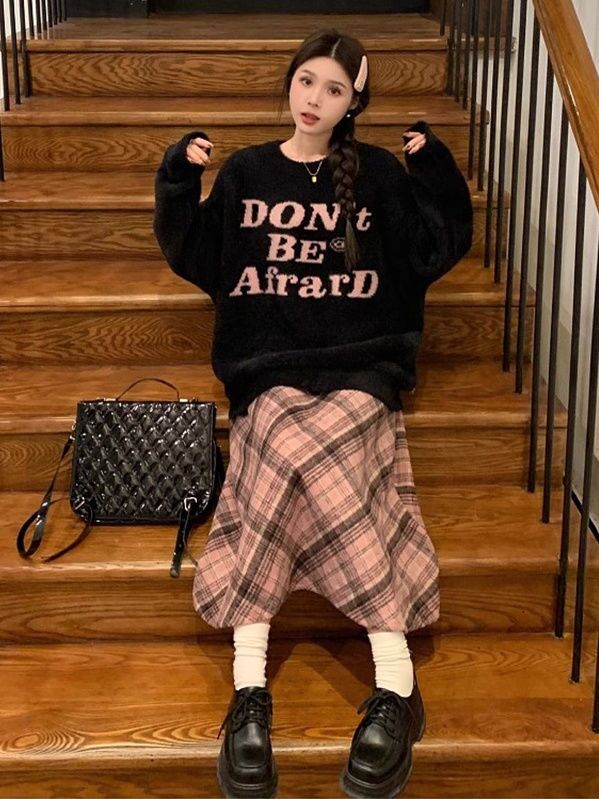 Round neck sweater women's winter small lazy style loose American soft waxy coat black temperament design top