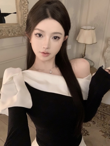 Actual shot of Ms. Han’s pure desire satin ribbon one-shoulder slim long-sleeved top and bottoming shirt