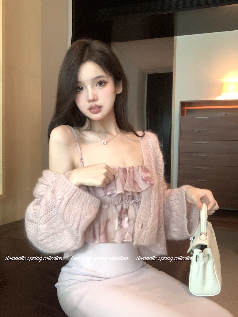 Real shot of sweet and spicy socialite cardigan sweater jacket + pink bottoming suspender top + hip-covering skirt