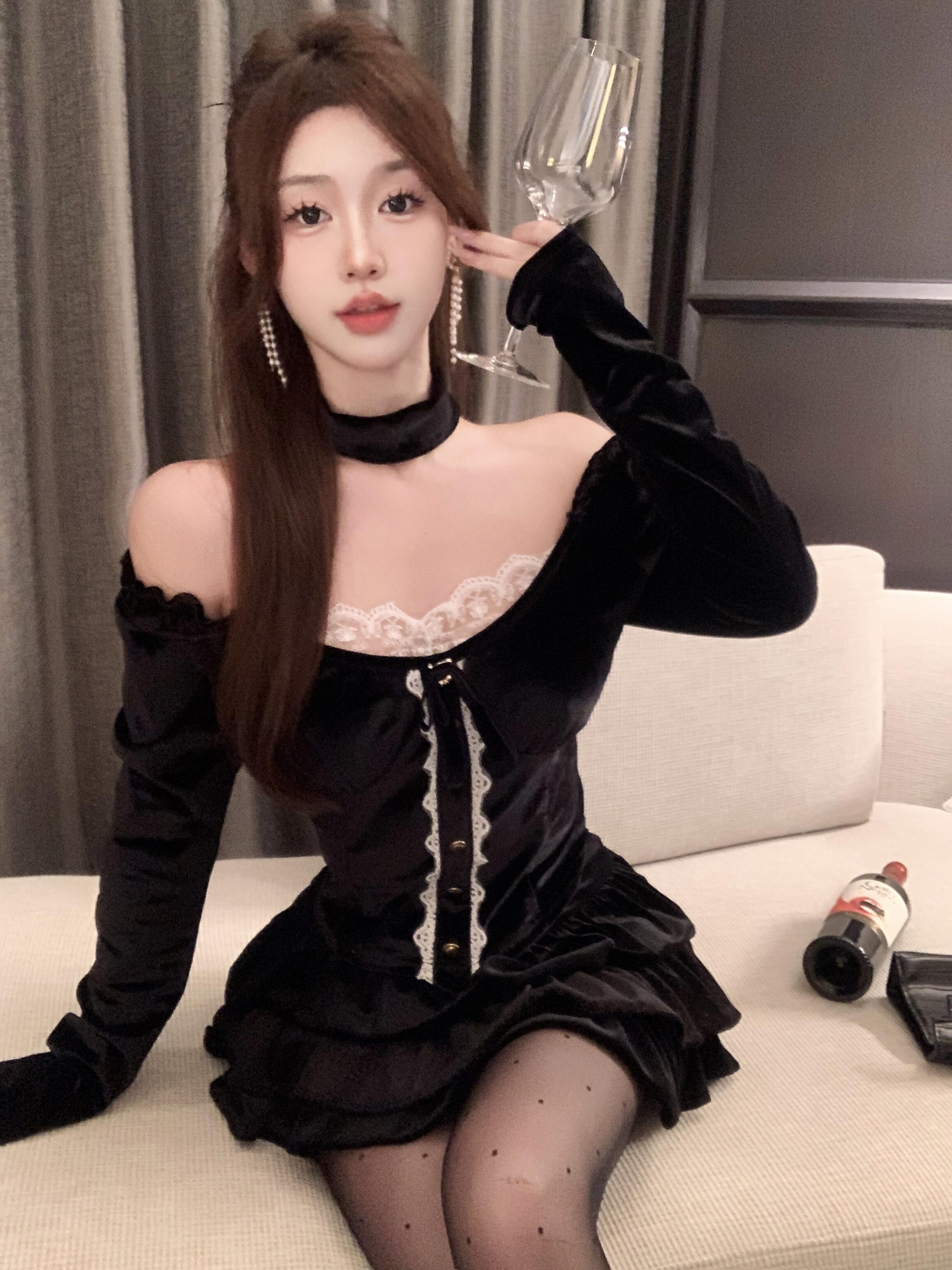 Real shot of hot girl square neck lace patchwork bow top + cake skirt