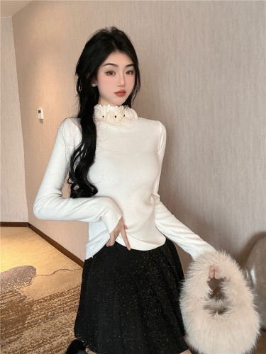 Real shot of New Year's style contrasting color flower collar with long-sleeved turtleneck sweater to look slim and pure lusty style bottoming shirt