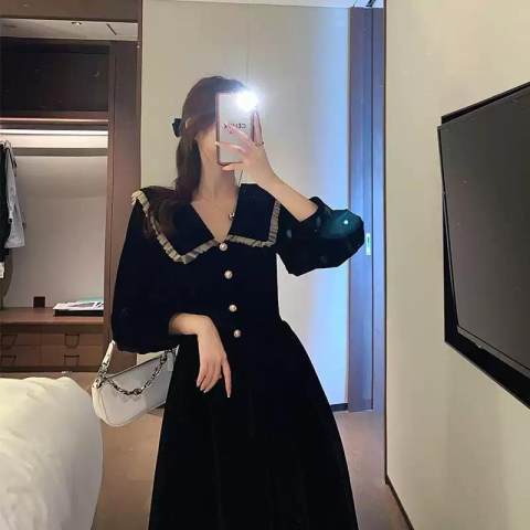 French retro Hepburn style New Year's little dress gold velvet New Year's war dress black dress women's autumn and winter little black dress