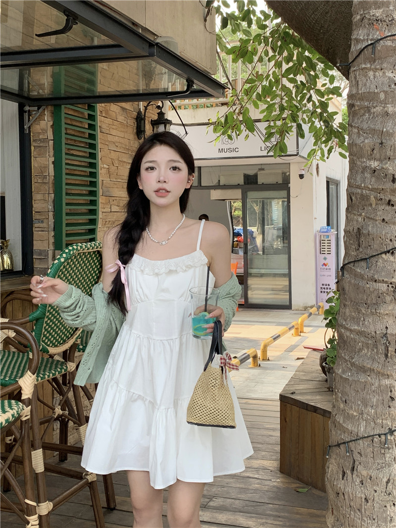 Real shot of fresh and sweet first girlfriend’s suspender dress