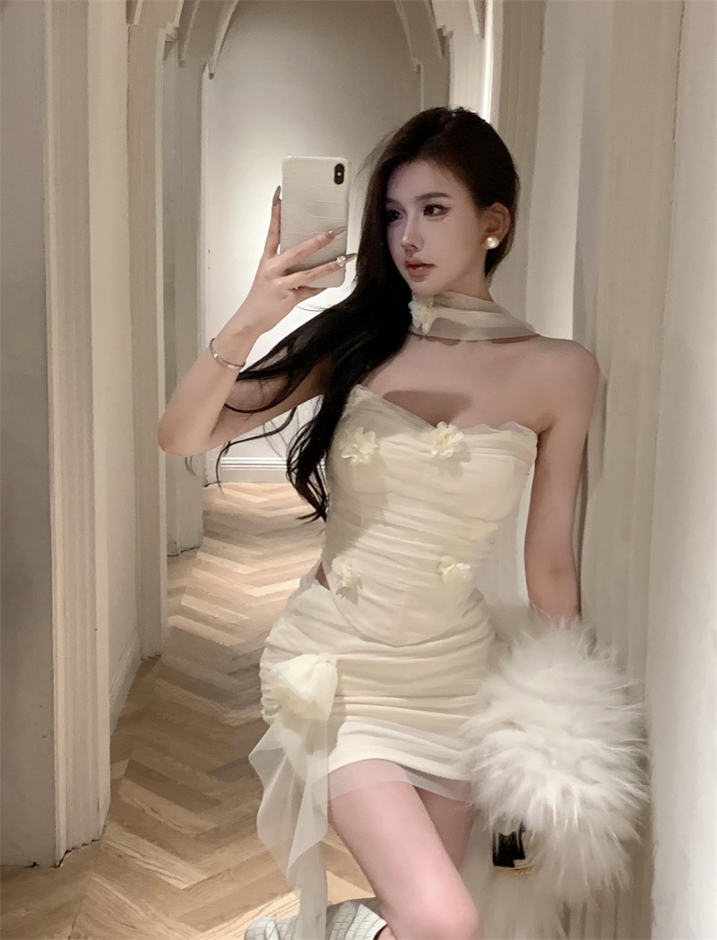 Actual shot of a hot girl with mesh and splicing halter neck, tube top and hip skirt, two-piece set for inner wear and outer wear