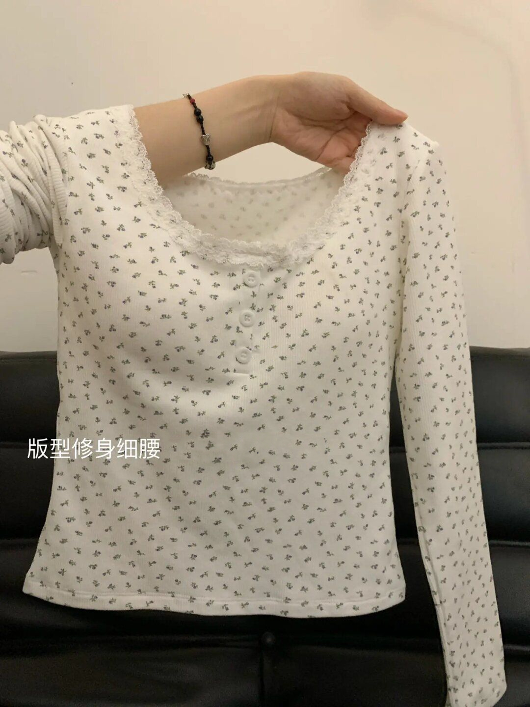Small floral lace long-sleeved T-shirt for women in autumn and winter, slim fit, retro inner layering shirt, Korean versatile top