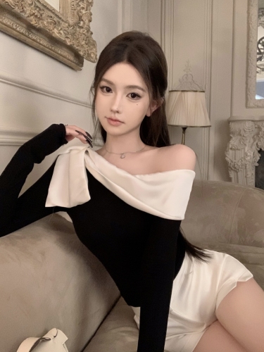 Actual shot of Ms. Han’s pure desire satin ribbon one-shoulder slim long-sleeved top and bottoming shirt