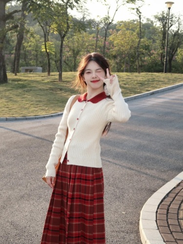 This year's popular beautiful suit skirt for women in spring and autumn, high-end, small fragrance, salt style, light and mature two-piece set, lively and age-reducing