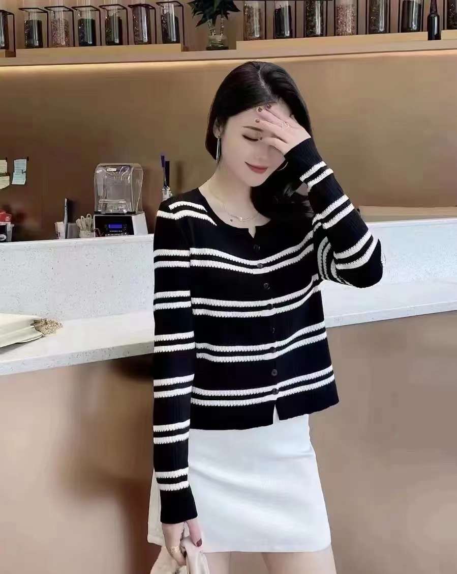 Versatile and fashionable cardigan with long sleeves and tops