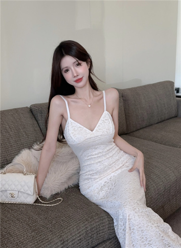 Real shot of gentle lace slim fit hip-covering long dress