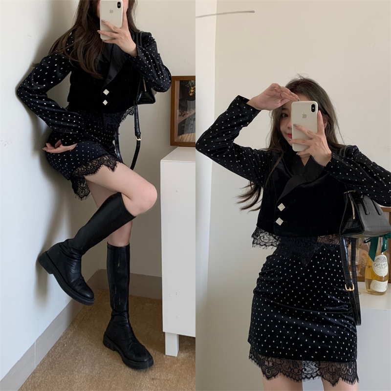 Actual shot ~ 2024 Spring Xiaoxiang style lapel rhinestone button hot diamond velvet jacket + lace hem high waist skirt