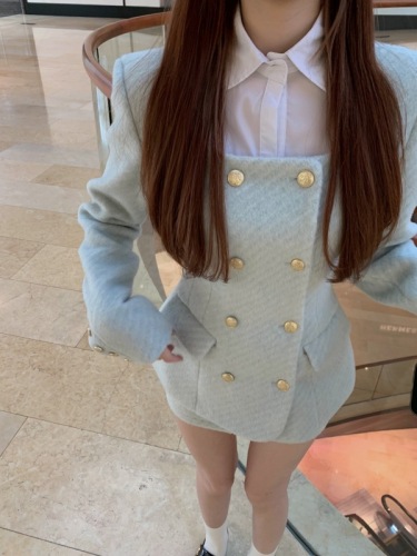 Actual shot of a rich girl’s Xiaoxiangfeng textured quilted woolen jacket + woolen skirt for women