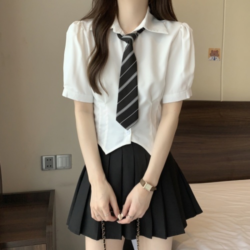 A complete set of sweet puff-sleeved shirts with irregular waist design, short-sleeved hot girl college tops and skirts for women