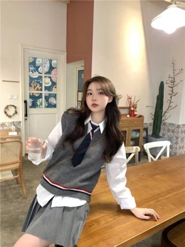 2024 spring college style Korean style puppy tie vest sweater V-neck shirt versatile short skirt three-piece set