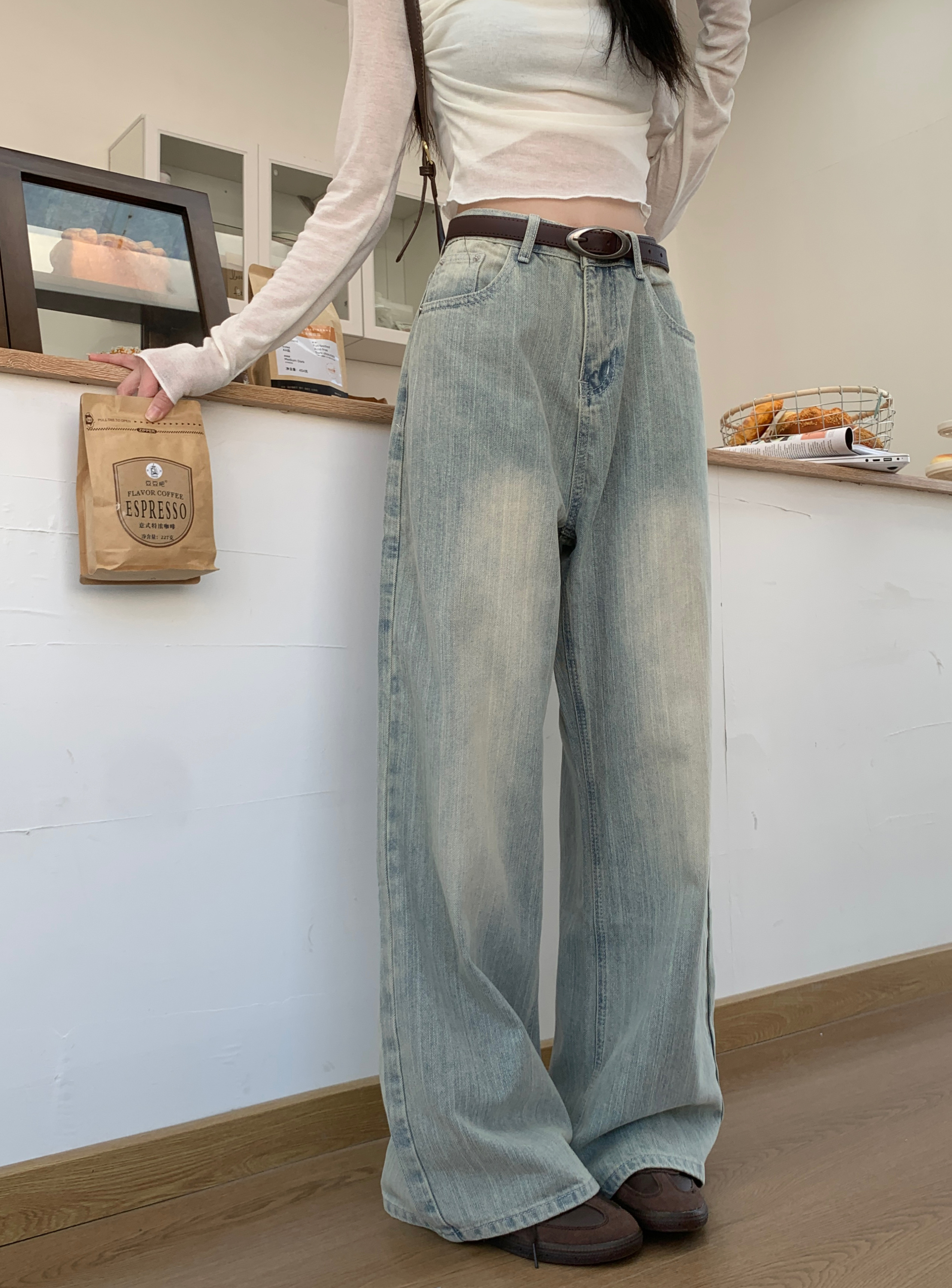 Real shot of fine-grained vintage washed straight wide-leg jeans