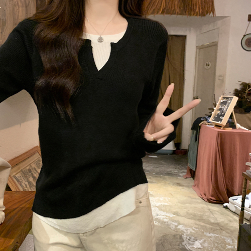 Actual shot of early spring Korean version of slim-fitting contrasting fake two-piece designer bottoming shirt with temperament knitted inner sweater for women