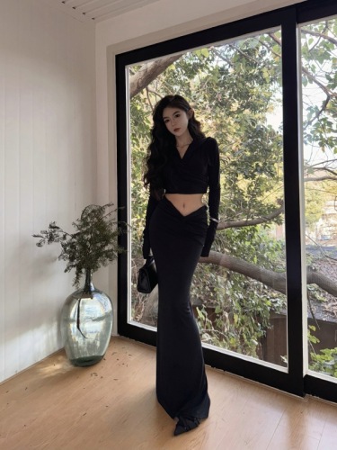 Actual shot of black hooded T-shirt suit, twisted slim fit, floor-length skirt, two-piece set