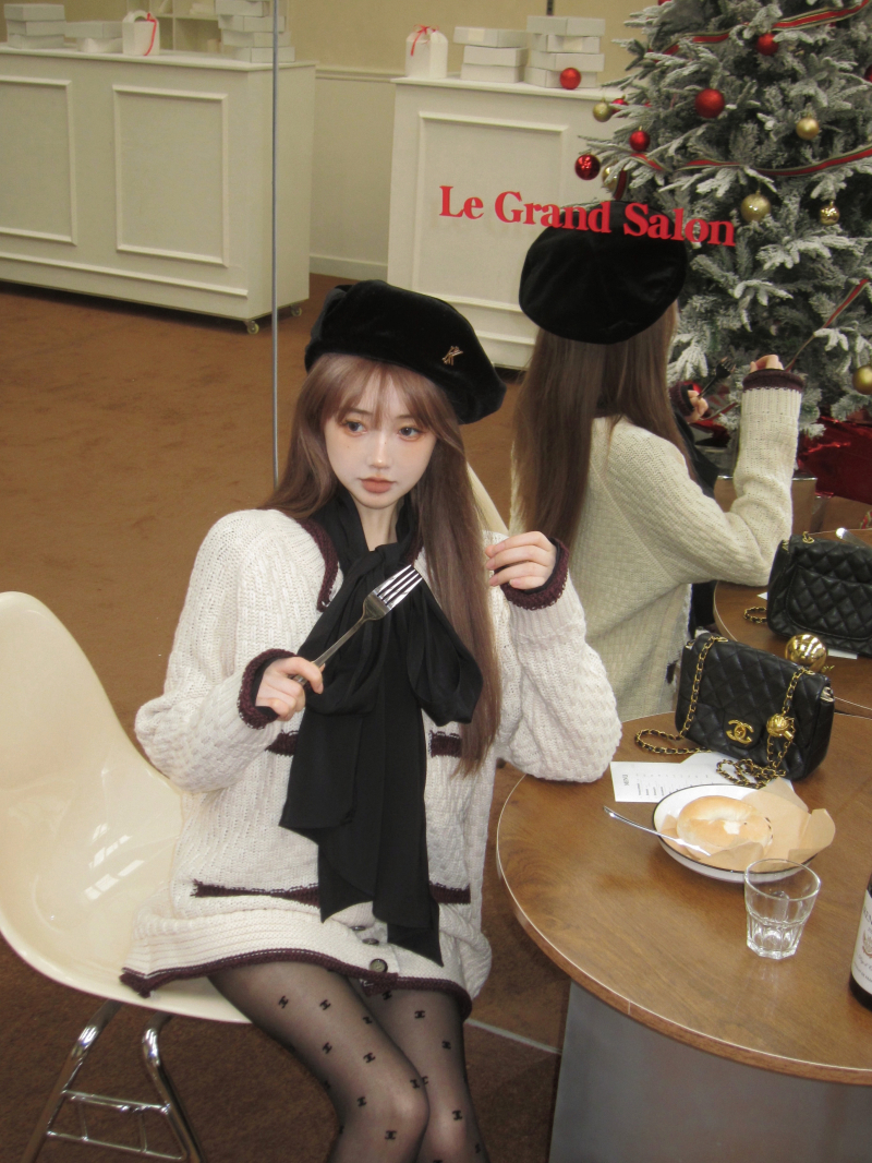 Actual shot of Xiao Xiangfeng’s lazy contrasting color knitted cardigan jacket + French style lace-up bow shirt