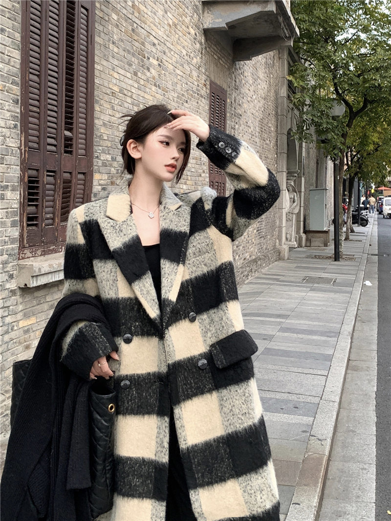 Real shot of black waltz woolen coat British style black and white plaid wool mid-length quilted coat for women