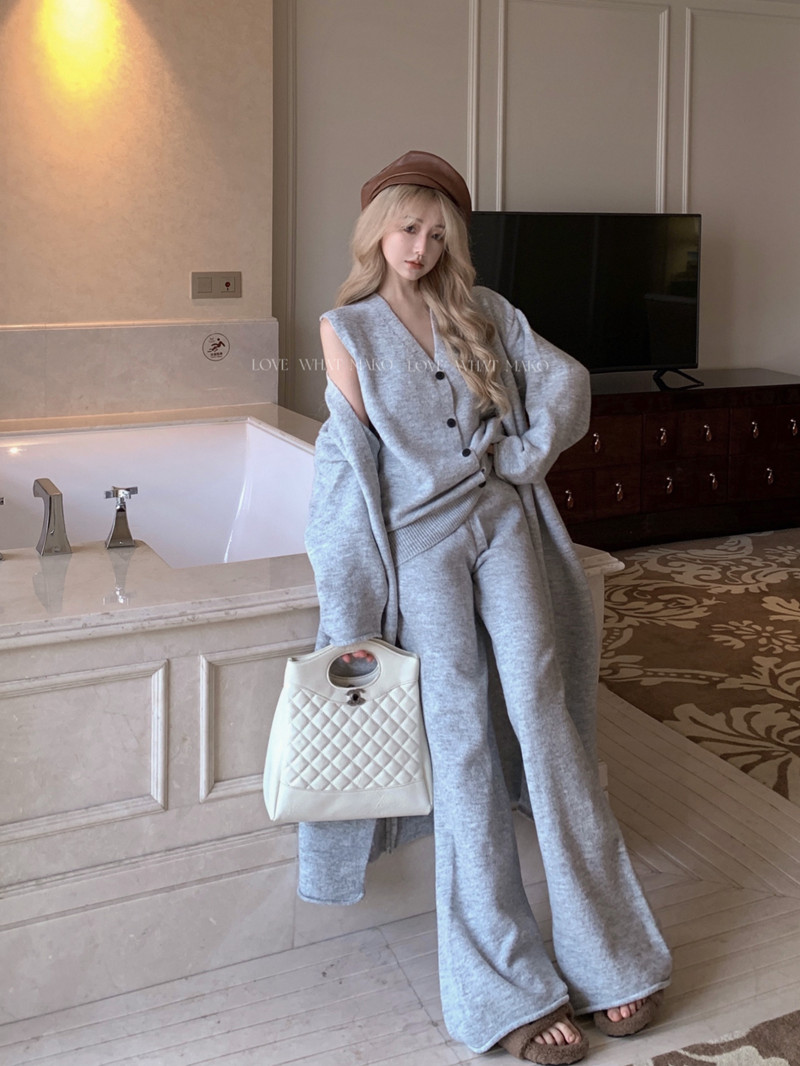 Actual shoot ends with autumn and winter three-piece set ~ lazy style knitted cardigan, loose Korean style straight pants vest