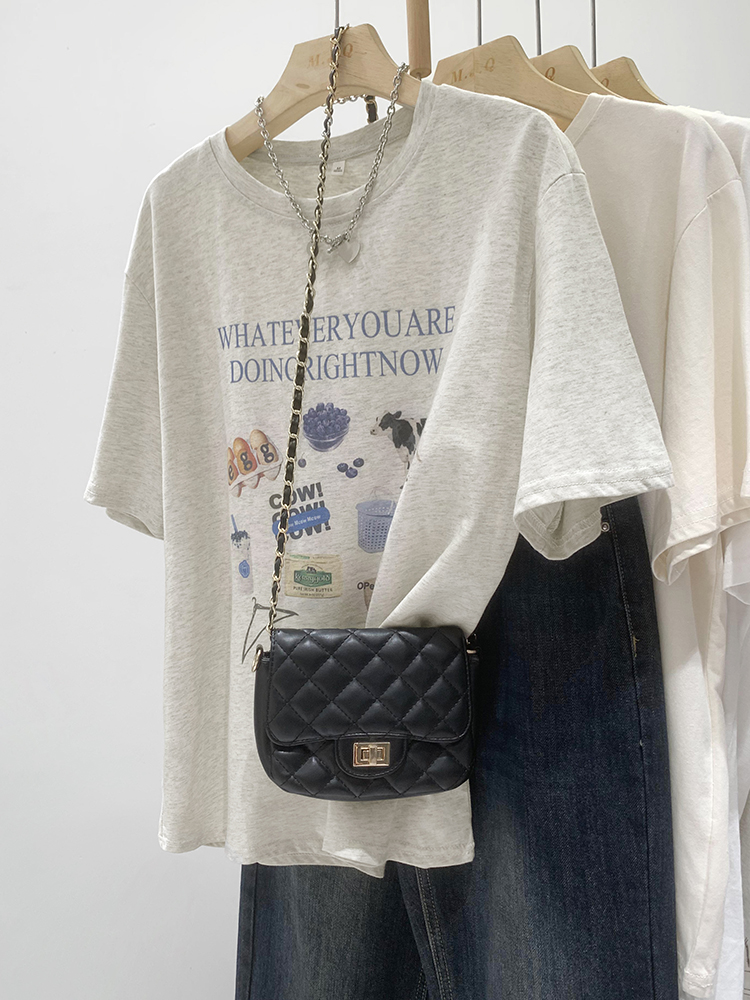 Dropped shoulders, loose fit, 200g combed cotton, back-hemmed short-sleeved T-shirt with print