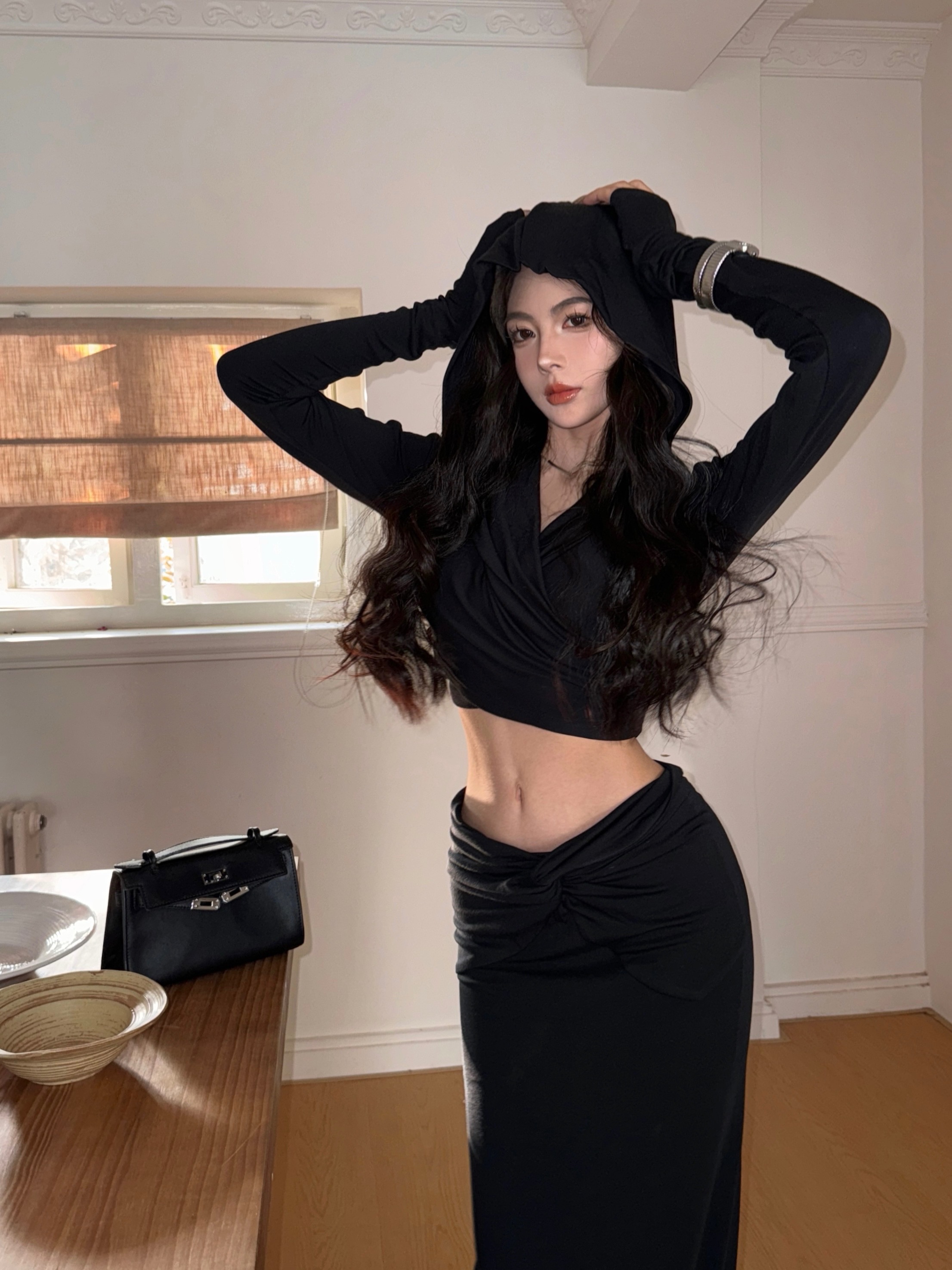 Actual shot of black hooded T-shirt suit, twisted slim fit, floor-length skirt, two-piece set
