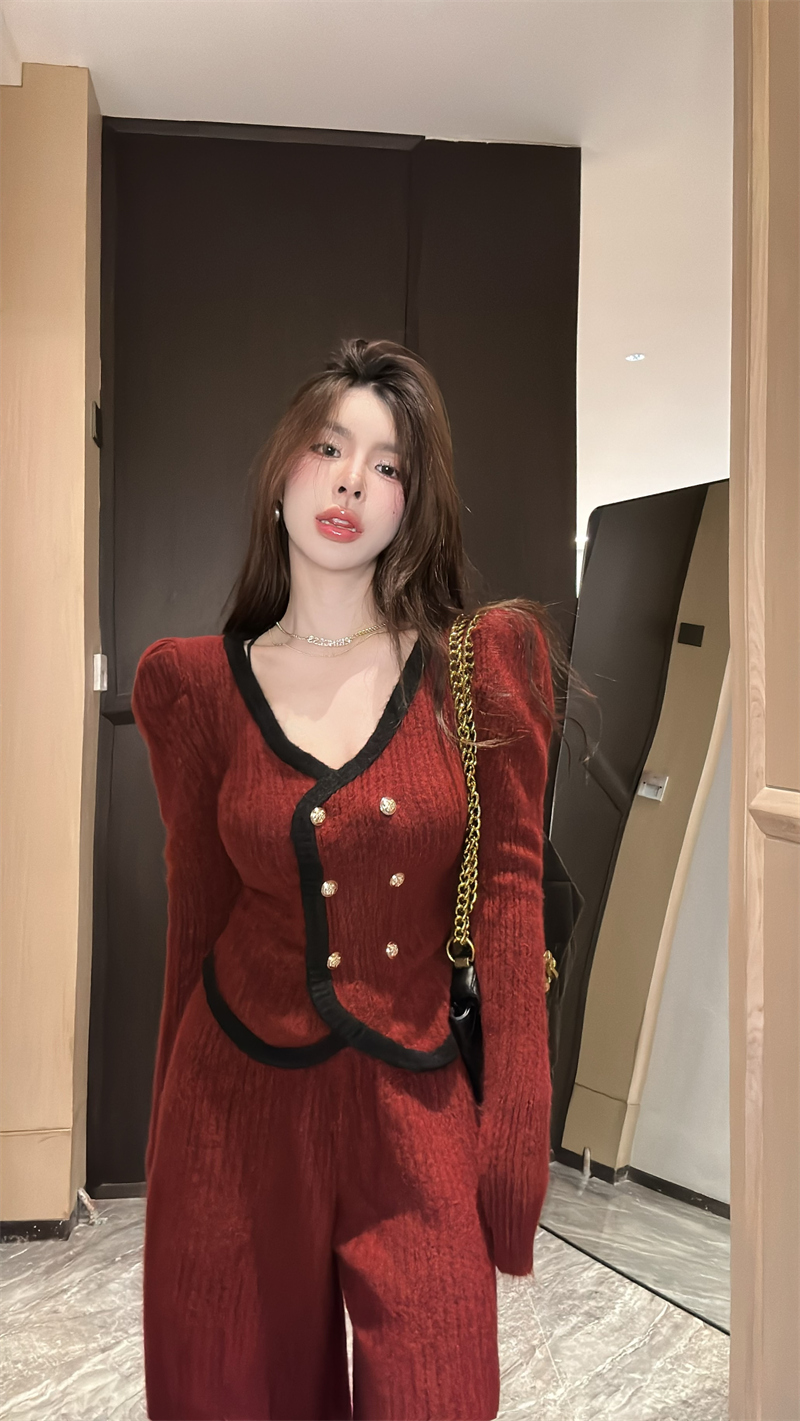 Actual shot of new Korean version 2024 small fragrant style metal buckle contrast sweater + wide leg pants suit