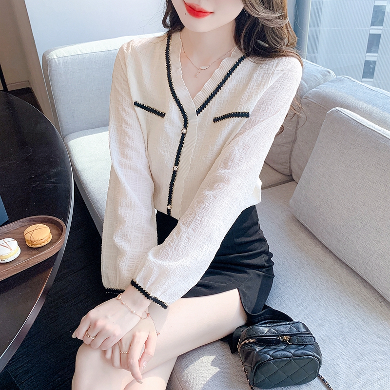 2024 Spring and Autumn New Goddess V-neck Lace Pleated Shirt Women's Design Niche High-end Versatile Temperament Top