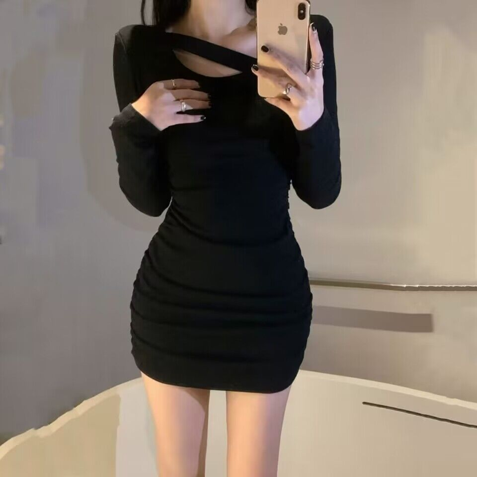 連衣裙女緊身包臀裙子2024春裝新款氣質掛脖褶皺內搭打底長袖短裙