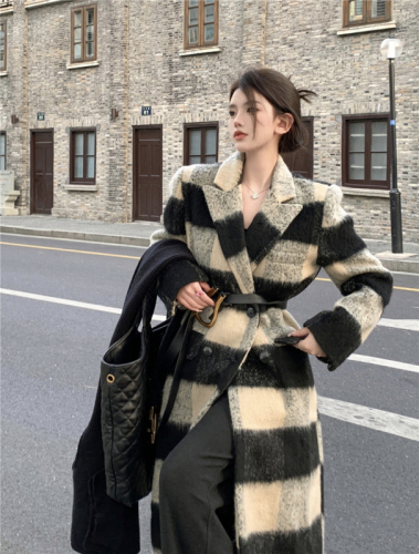 Real shot of black waltz woolen coat British style black and white plaid wool mid-length quilted coat for women