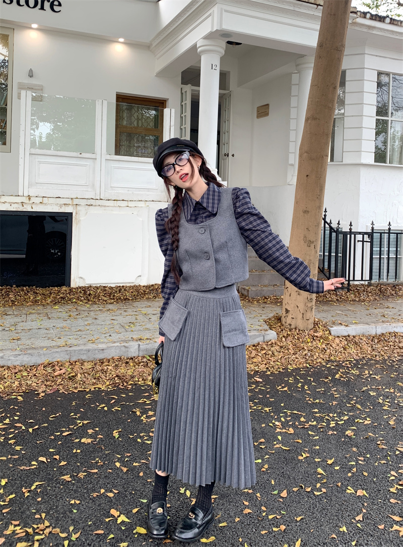 Real shot of Academy of Fine Arts student’s elegant woolen vest, women’s pleated gray long skirt