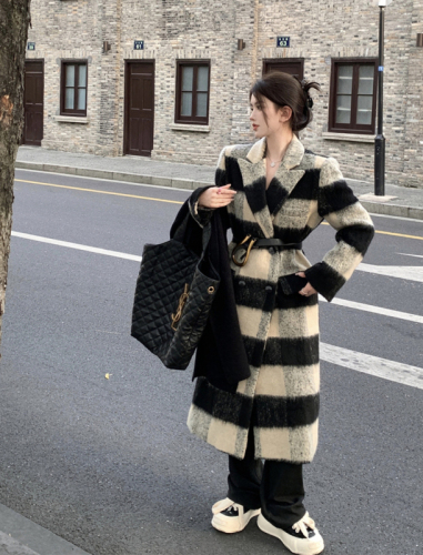 Real shot of black waltz woolen coat British style black and white plaid wool mid-length quilted coat for women