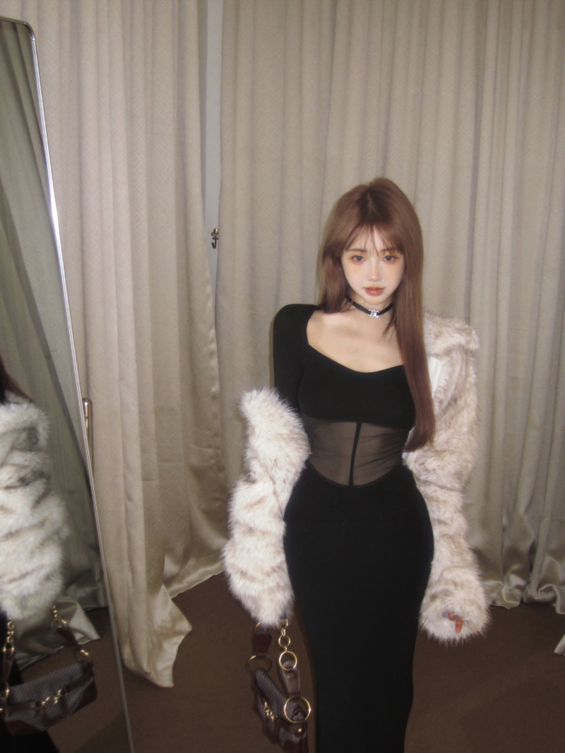 Real shot of black knitted hottie mesh spliced ​​fishtail dress + winter eco-friendly fur coat