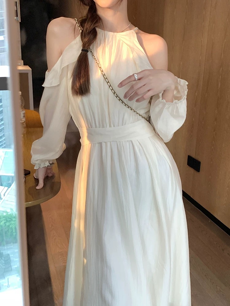 烏77吊帶露肩仿天絲垂墜感連衣裙女長袖氣質收腰顯瘦長裙子秋冬款