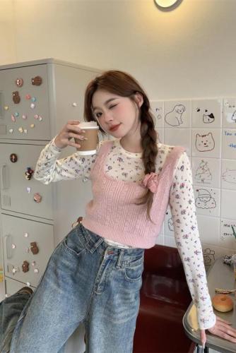 Real shot of sweet style suit for women, pink layered knitted sweater, vest, heart-shaped floral bottoming shirt, T-shirt