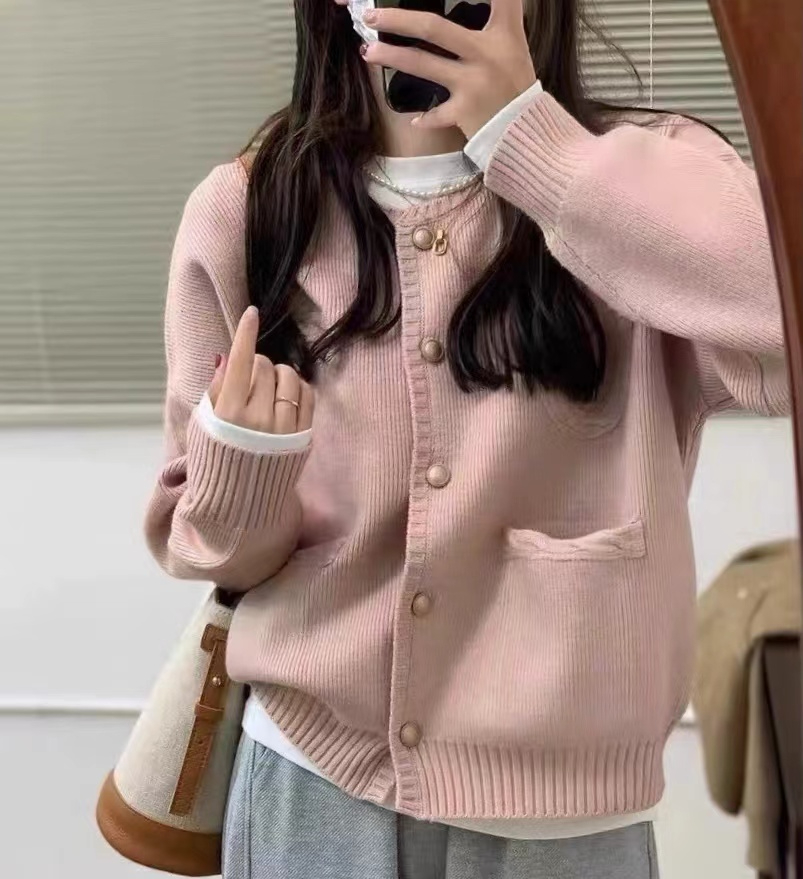 Round neck sweater jacket for women in autumn and winter, Korean style, small, high-end, foreign style, small fragrance, knitted cardigan top for outer wear