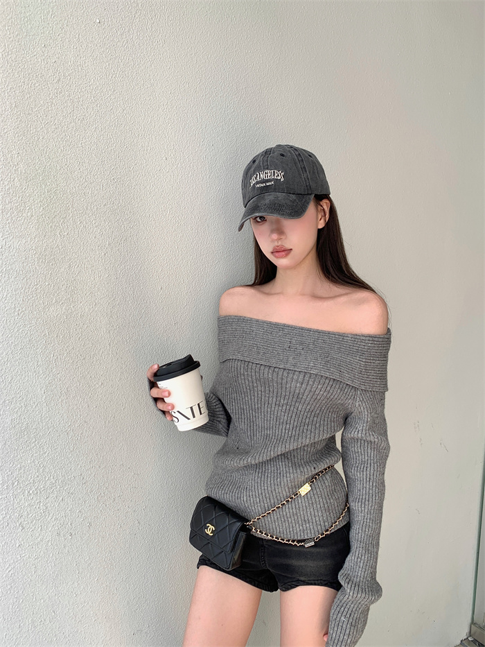 Actual shot of retro Korean style slimming one-line collar knitted sweater top + high-waisted denim shorts suit