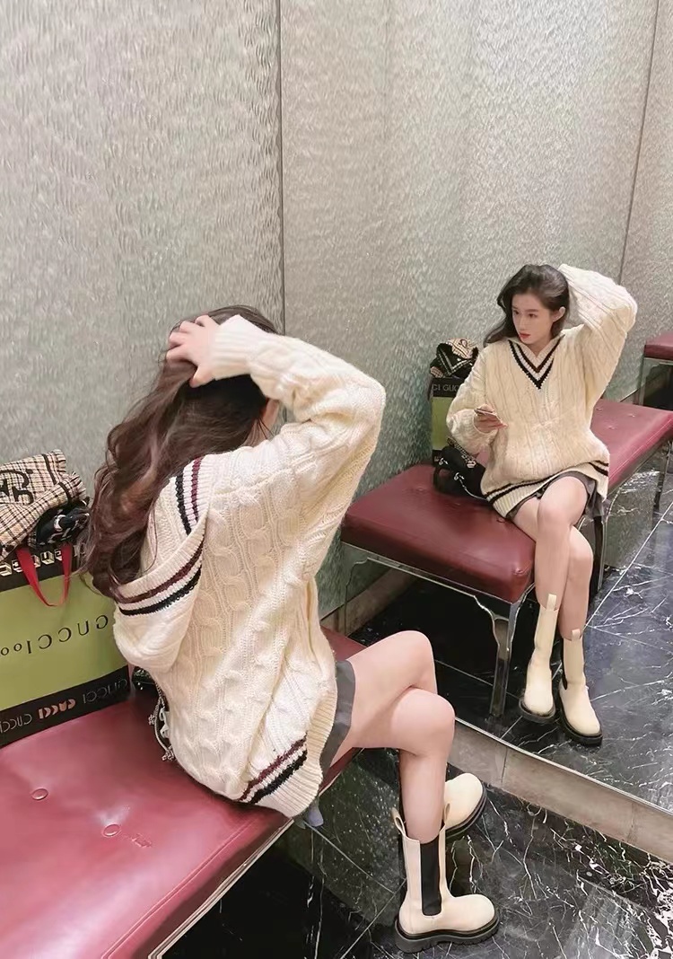 套裝白色麻花連帽毛衣寬鬆慵懶風中長款撞色帽子毛衣＋黑色百褶裙
