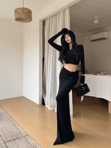 Actual shot of black hooded T-shirt suit, twisted slim fit, floor-length skirt, two-piece set