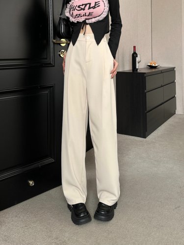 Actual shot of silk suit, spring suit trousers, drapey wide-leg trousers, straight leg for women