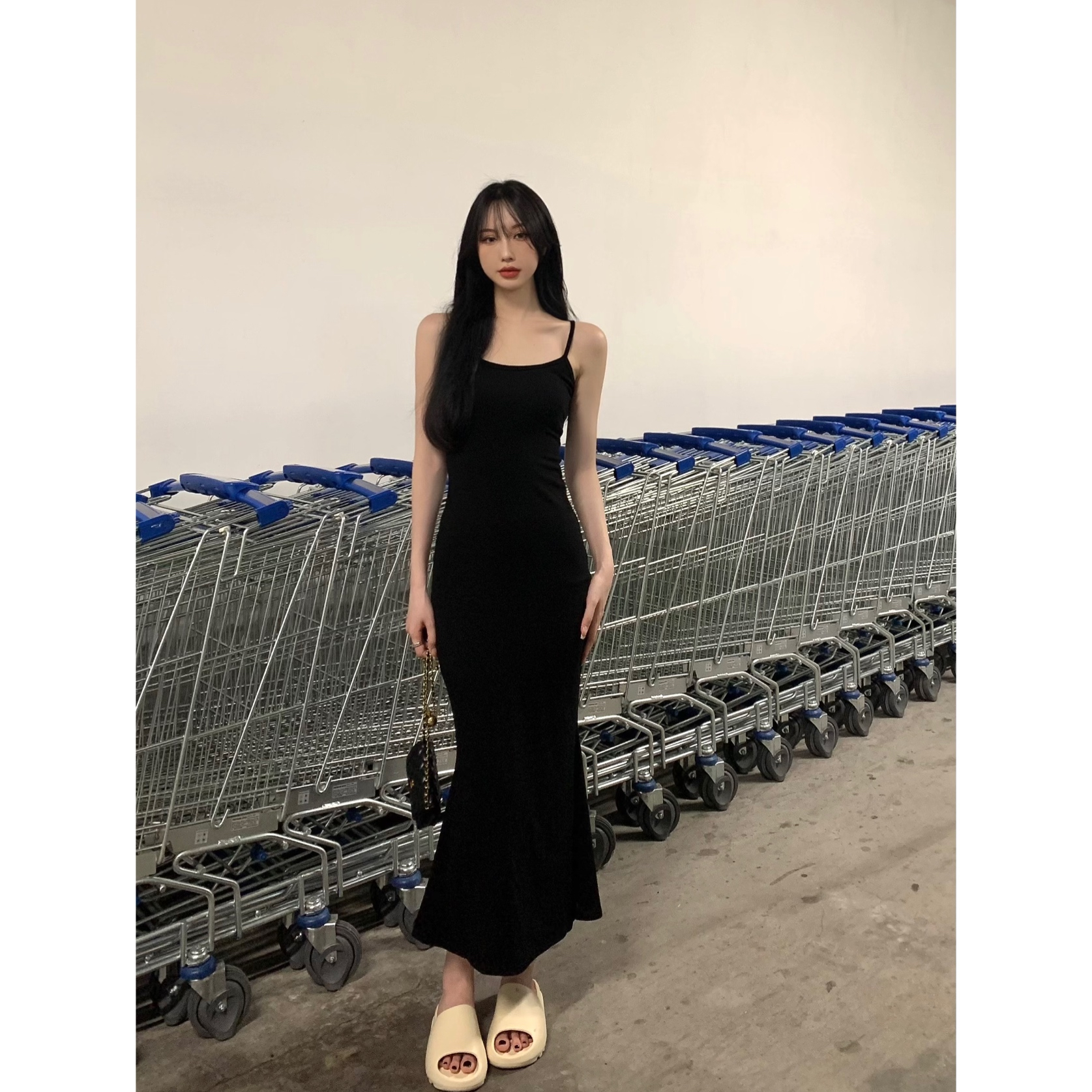 辣妹風黑色吊帶連衣裙女夏季修身顯瘦純欲包臀裙設計感長款魚尾裙
