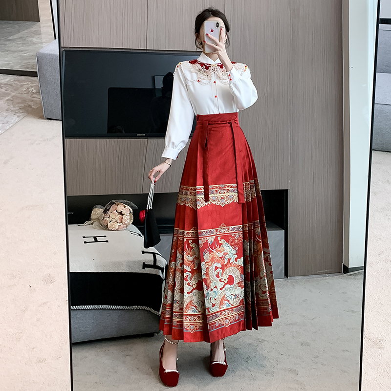 Real shot of early spring dragon riding on the snow, horse-faced skirt, imitation makeup, Hanfu, women's airplane sleeves, New Year's greeting suit